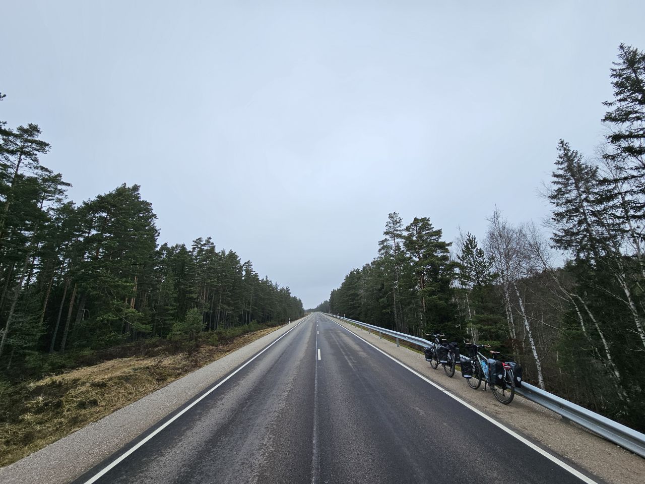 route et vélo sur le bas côté