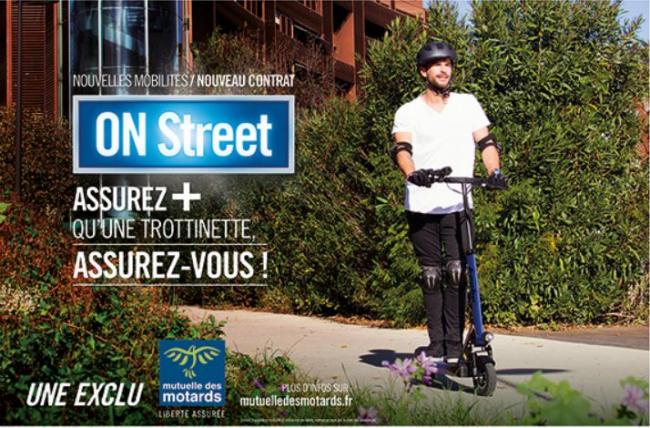 un homme en trotinnette