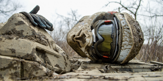 casque gants et équipement tout terrain