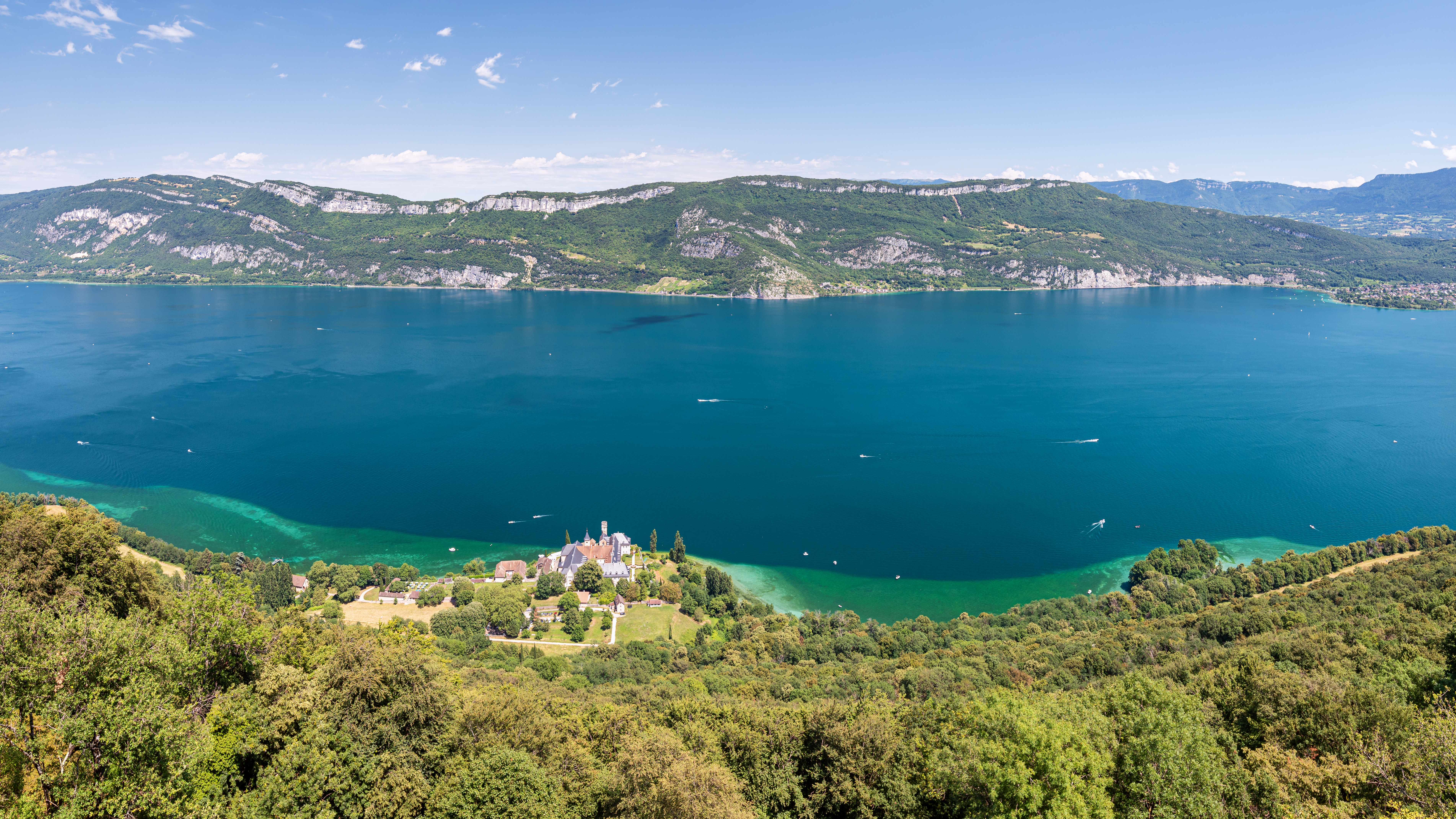 Le lac du Bourget près d'Aix-les-Bains, sur une balade moto dans le Beaufortain