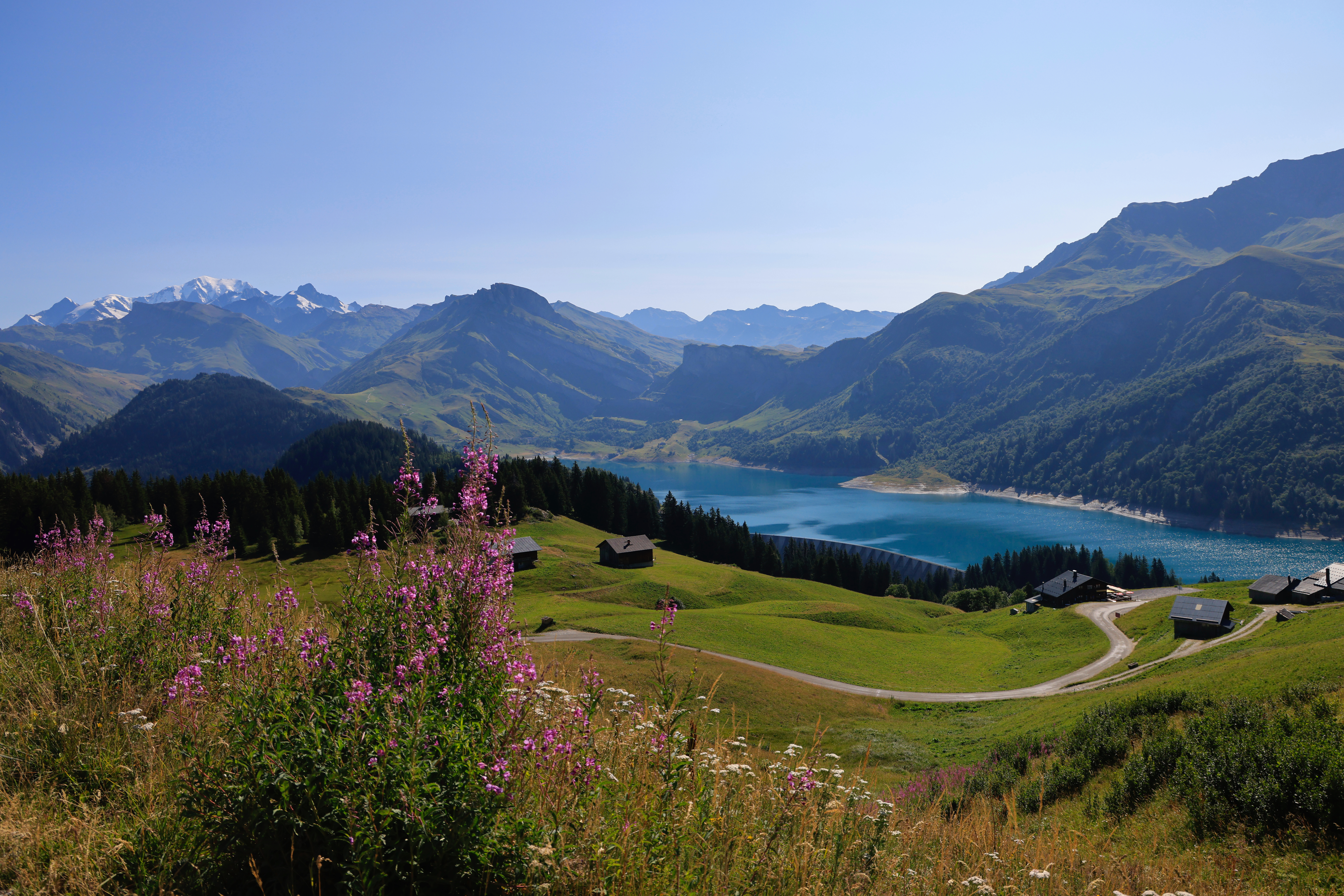 Le lac de Roselend dans le massif du Beaufortain, étape d'un road trip moto alpin