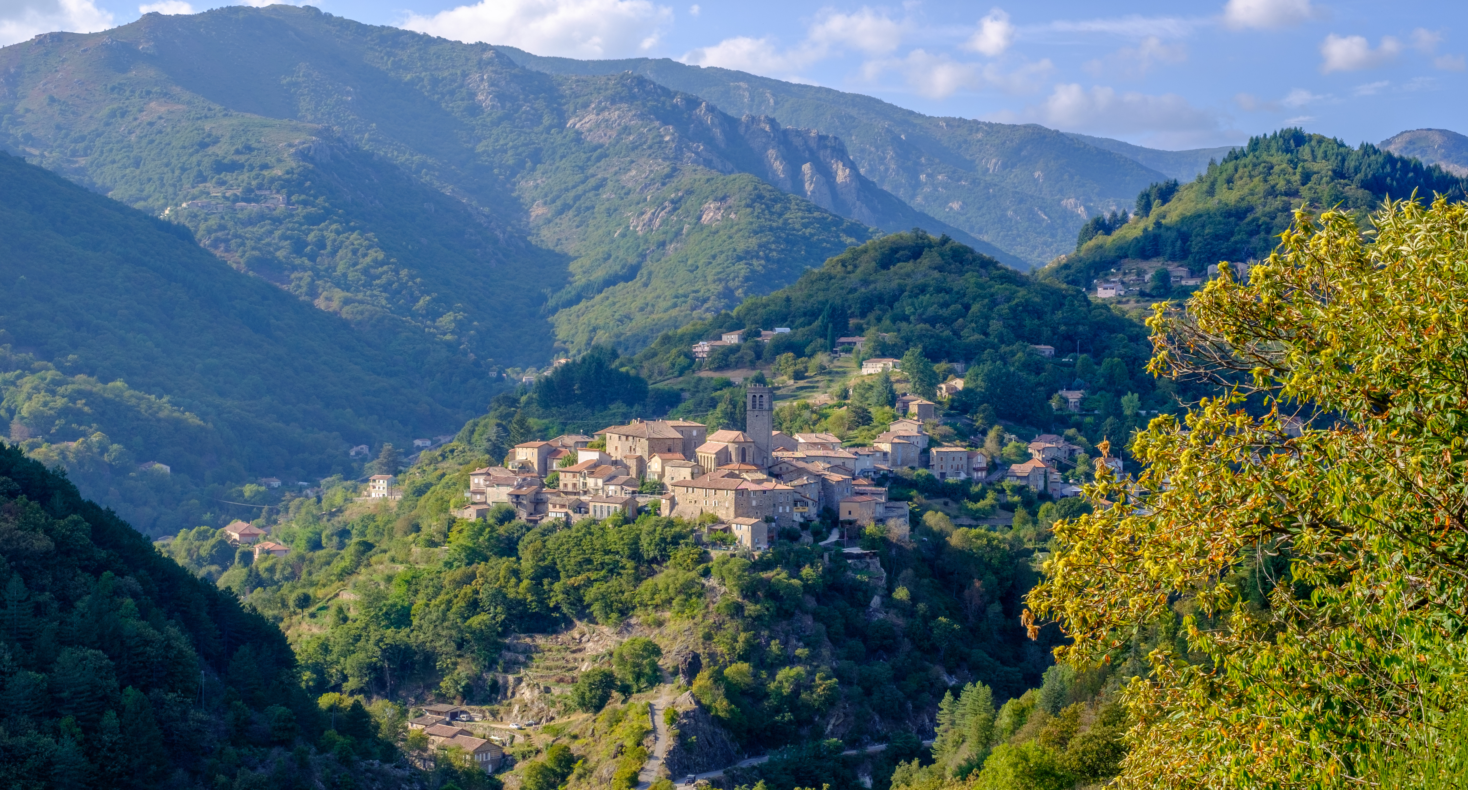 Le village d'Antraigues-sur-Volane dans les Monts d'Ardèche à moto
