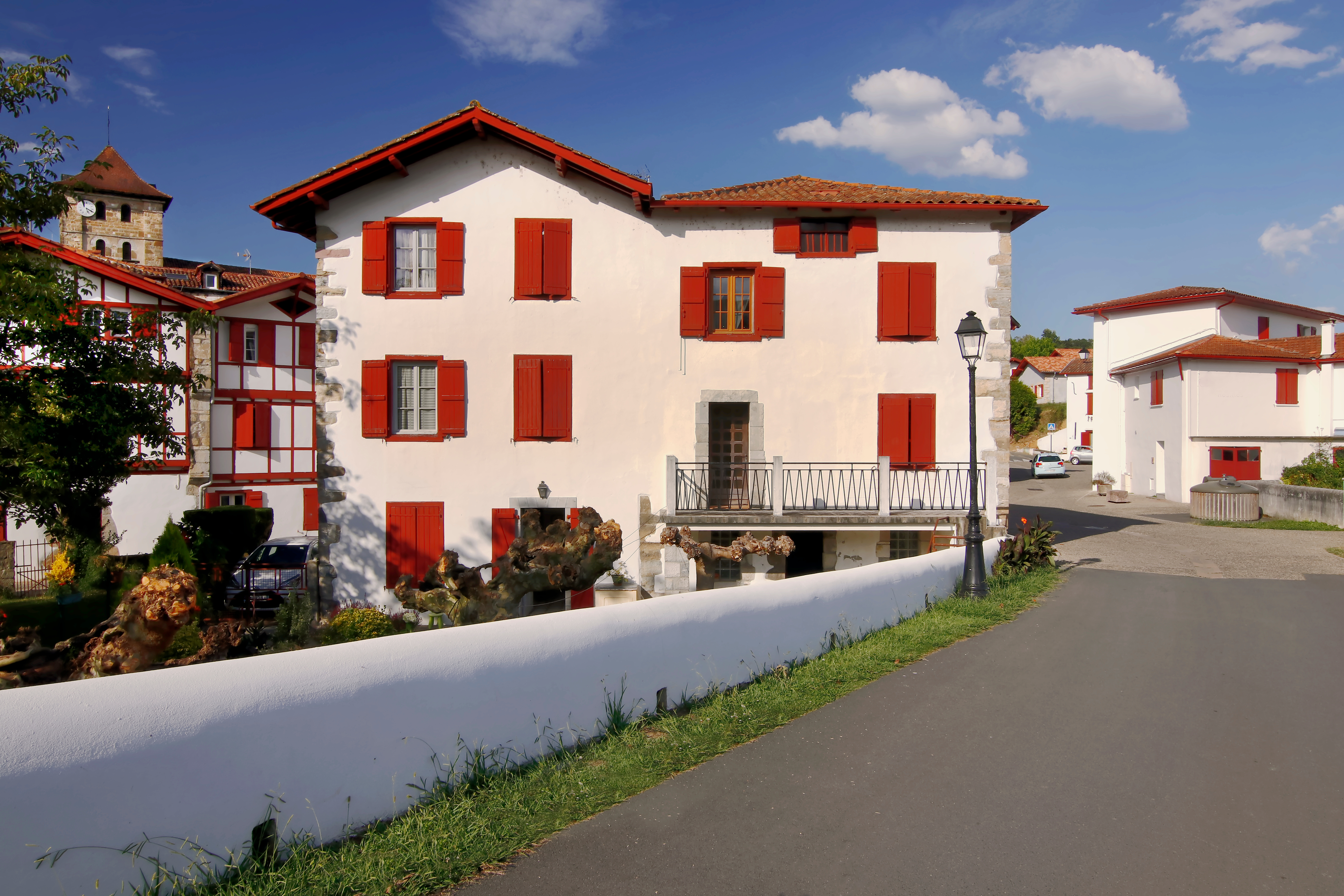 Le village d'Espelette au Pays basque, escapade moto