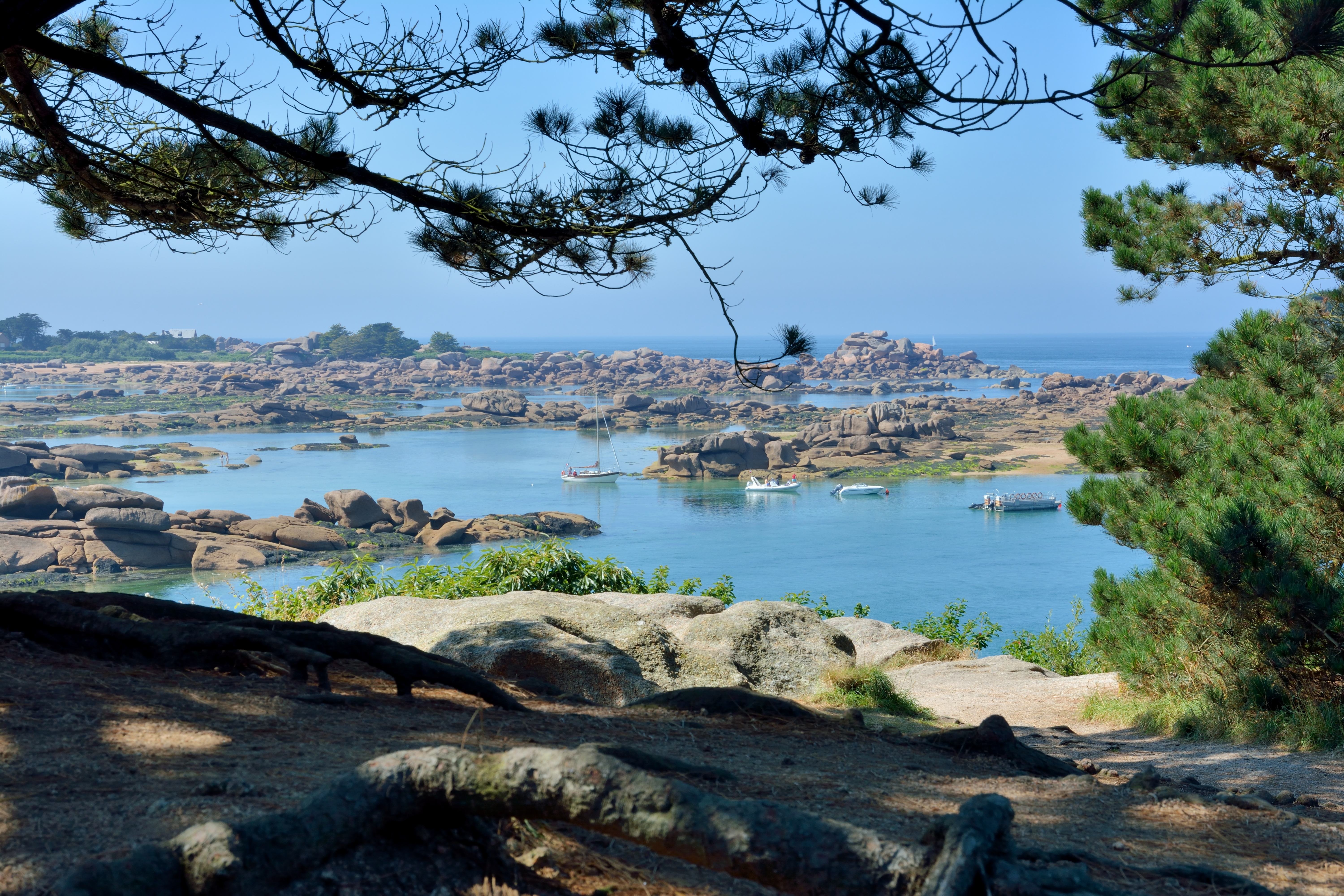Ploumanac'h sur la Côte de Granit Rose en Bretagne à moto