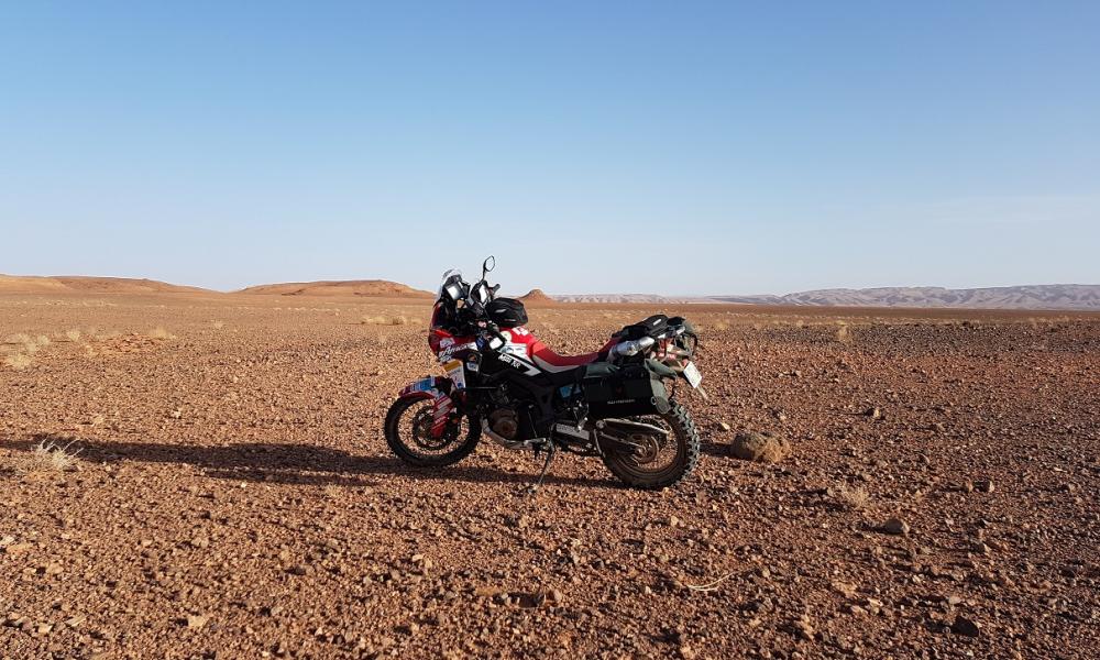 La moto de Lydia dans le désert