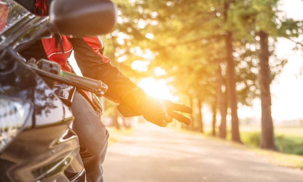 Motard faisant un signe "V" avec ses doigt pour saluer les autres motards