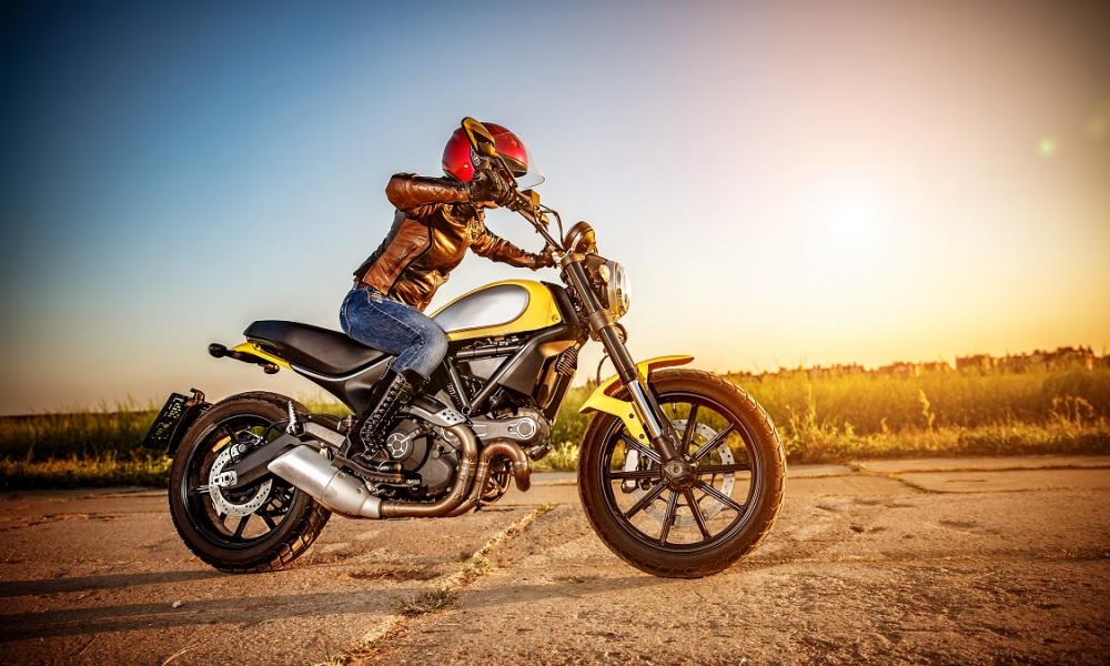 femme sur une moto