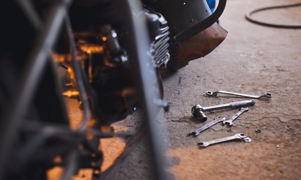 Outils sous une moto