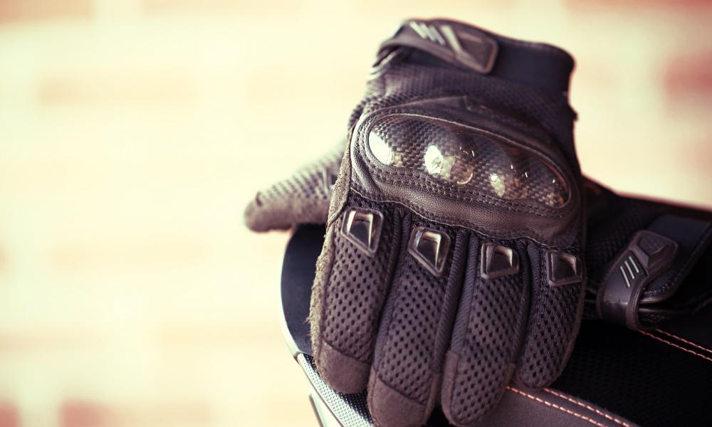 Depuis le 20  novembre 2016, les gants de moto sont obligatoires. Pourquoi ? Pour qui ? Quels gants ? La Mutuelle vous répond.