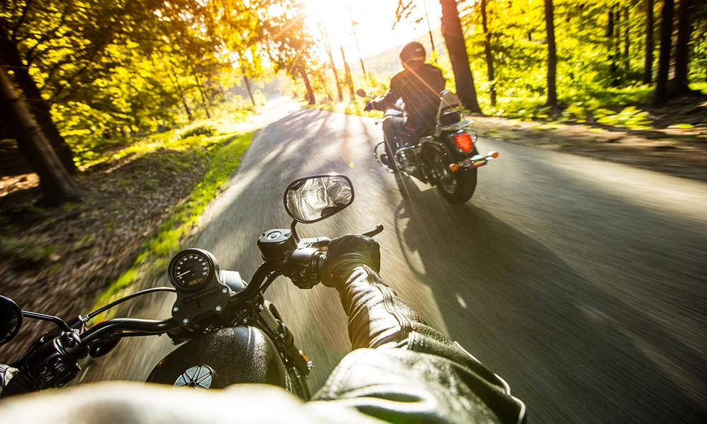 deux motards sur la route