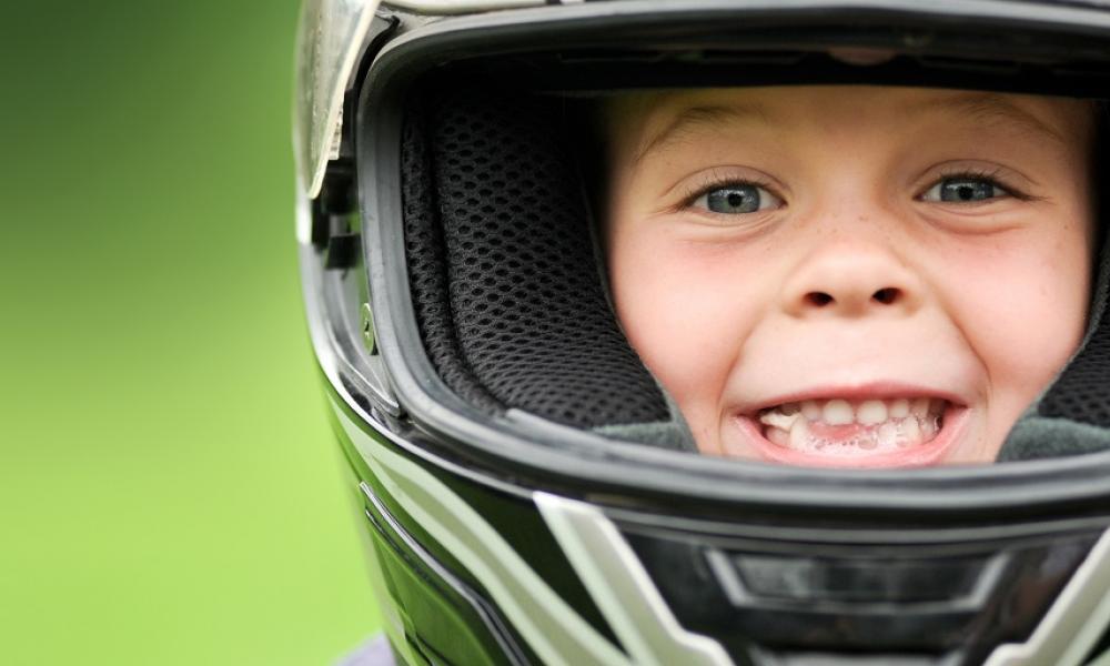 enfant avec un casque de moto