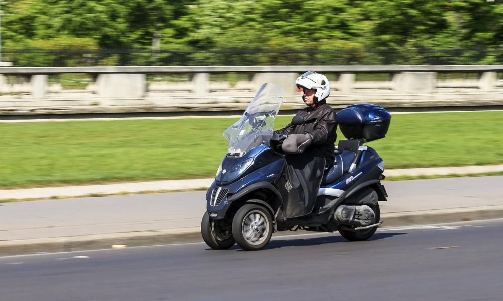 Scooter et moto à 3 roues sur la route