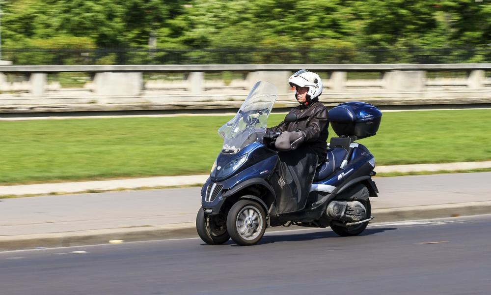 L'accès à la conduite des scooters à trois roues et L5E depuis la