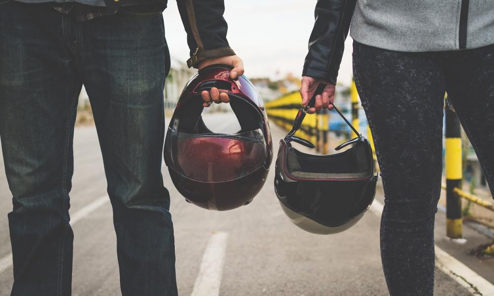 Couple avec un casque à la main