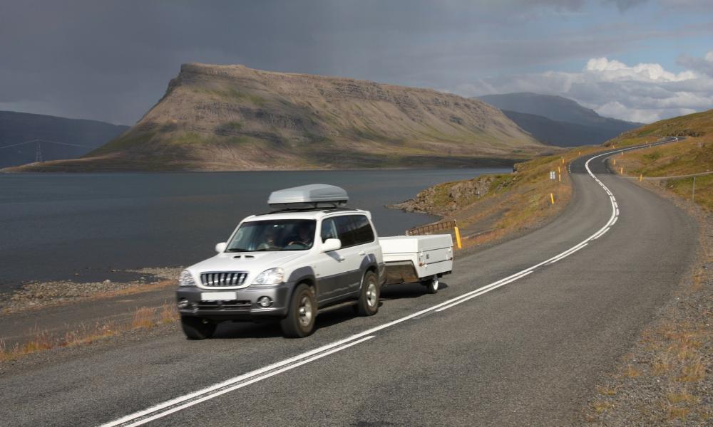 Voiture tractant une remorque sur la route