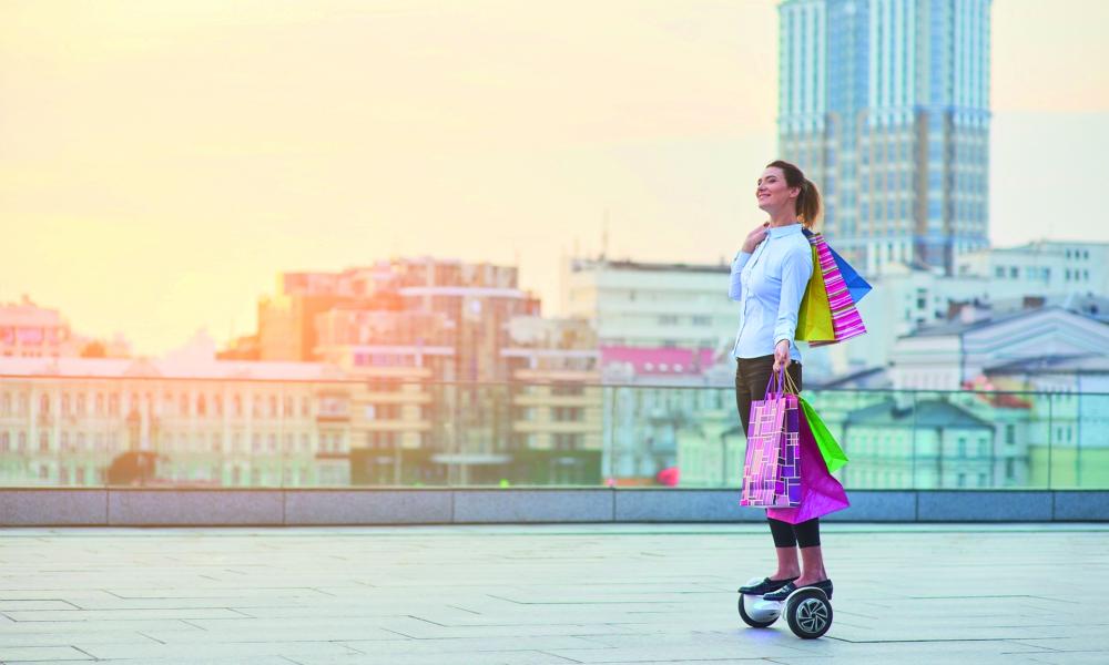 madame sur hoverboard