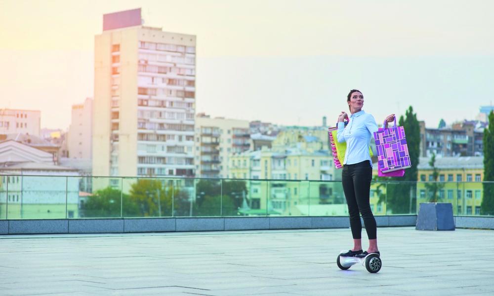 madame sur un hoverboard