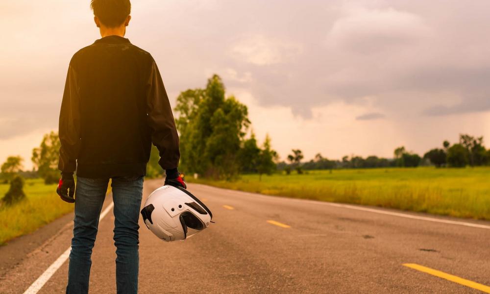 homme sur route