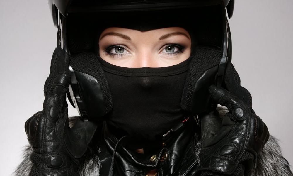 Se protéger le visage du froid à moto