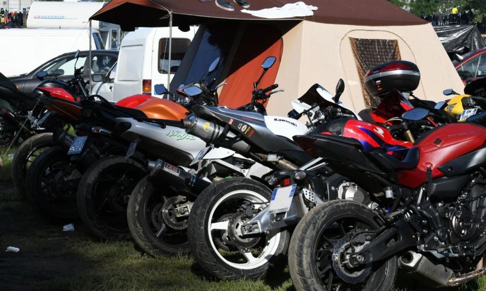 motos en camping