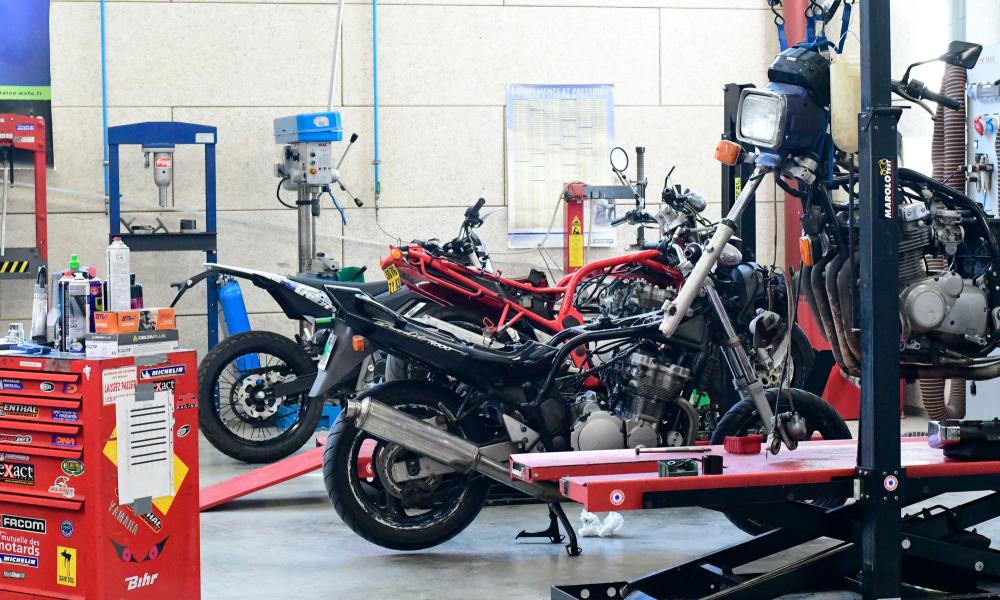 garage avec 2 motos et des outils