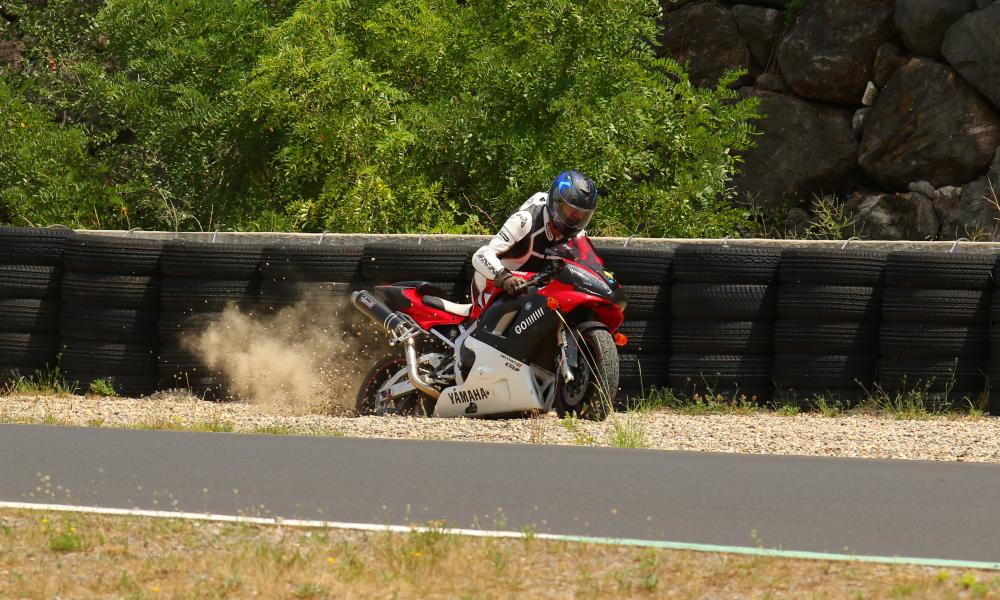 motard dans les graviers