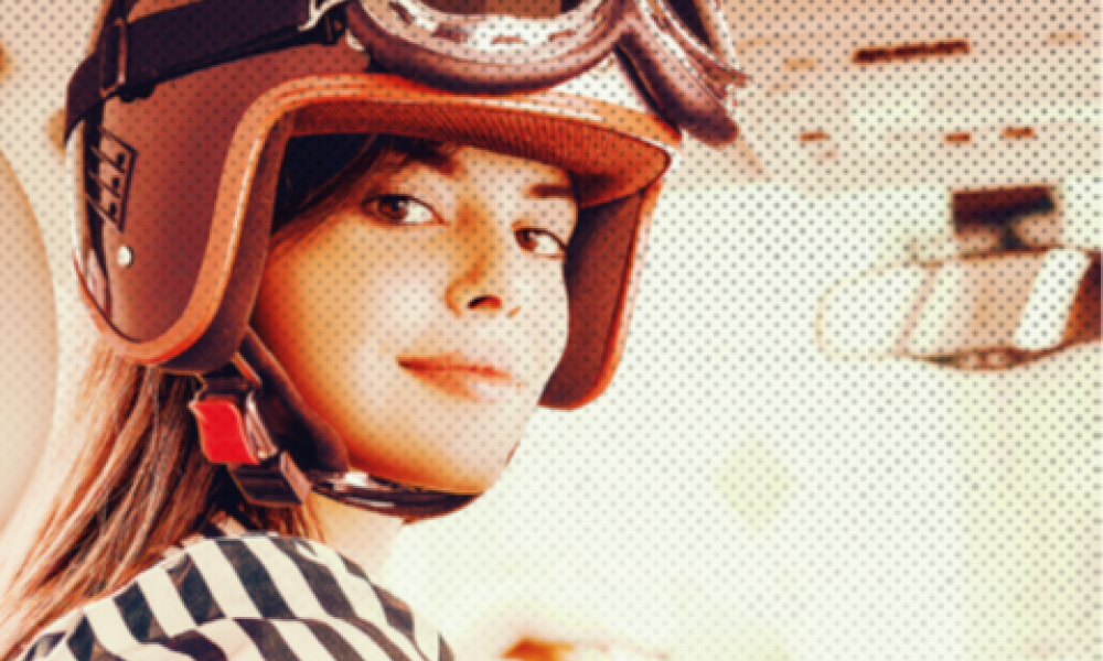 femme avec un casque dans une voiture