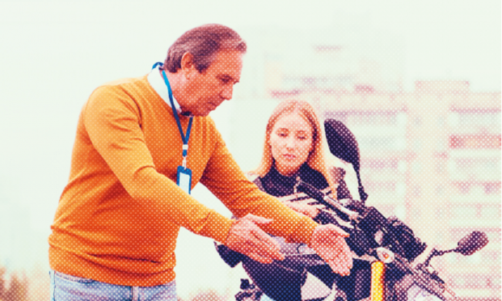 homme qui parle à une femme à moto