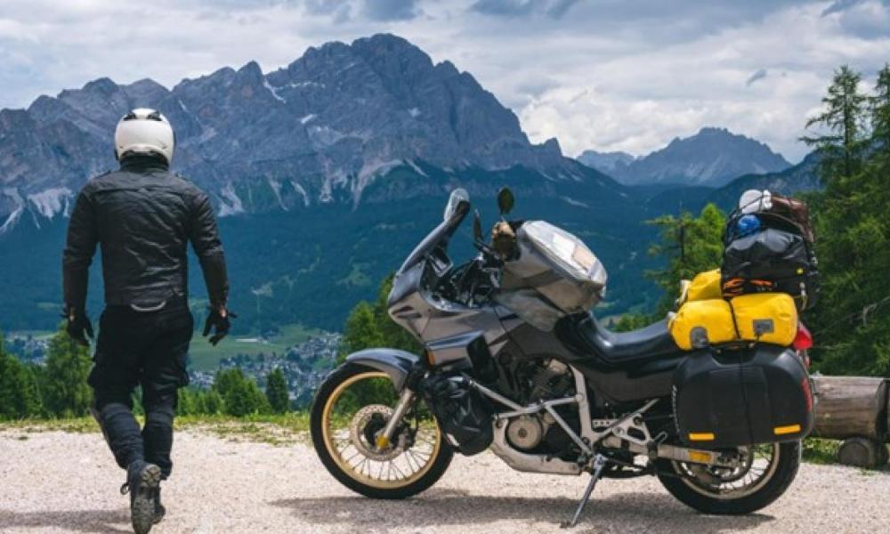 homme-moto-montagne