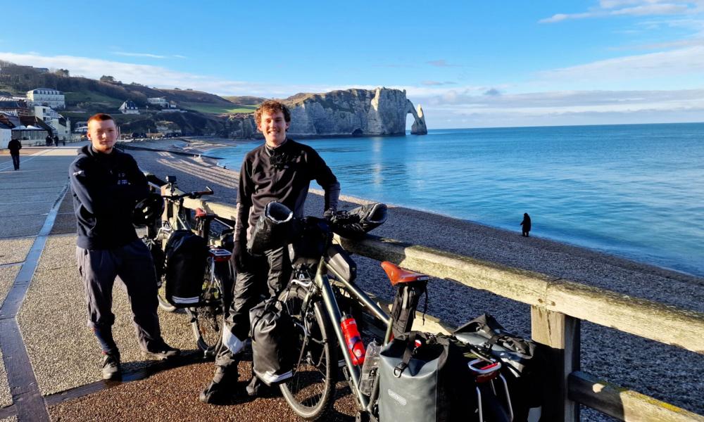 Oscar Virgile et leurs deux vélos à Étretat