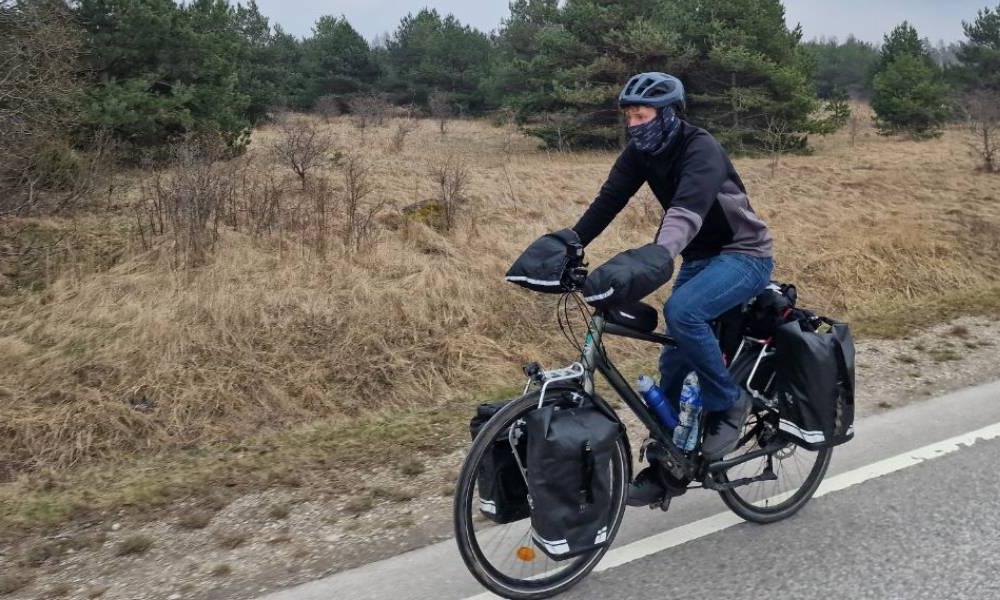 homme en vélo sur une route