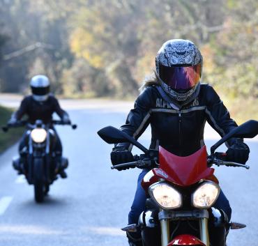 volontaire passerelle à moto