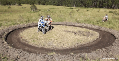 Gif d'un motard tournant en rond